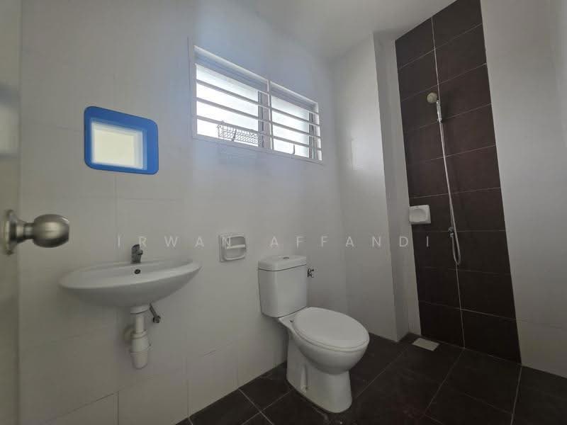 Semi-Detached House for Sale in Bandar Saujana Putra (Tanjong Duabelas) - Irwan Affandi - Bathroom - PropertyGuru.com.my