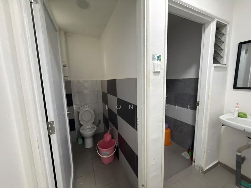 Shop / Office for Sale in Johor Bahru (Johor) - Shieh Long Chen - Bathroom - PropertyGuru.com.my