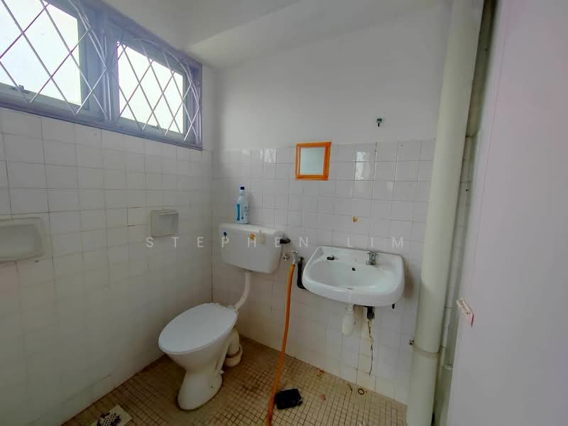 Rumah Teres 2 Tingkat untuk Dijual di Alam Damai (Cheras) - Stephen Lim - Bathroom - PropertyGuru.com.my