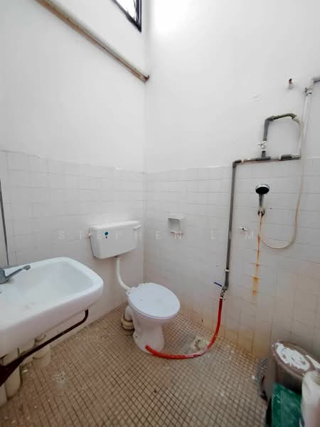 Rumah Teres 2 Tingkat untuk Dijual di Alam Damai (Cheras) - Stephen Lim - Bathroom - PropertyGuru.com.my
