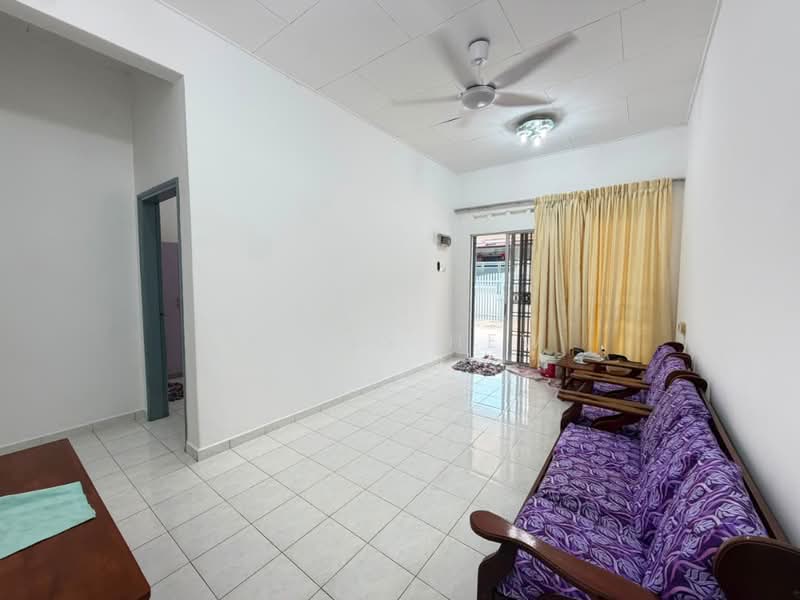 Rumah Teres 1 Tingkat untuk Disewa di Taman Flora Heights (Pasir Gudang) - Mavis Hew - Living Room - PropertyGuru.com.my