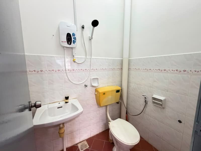 Rumah Teres 1 Tingkat untuk Disewa di Taman Flora Heights (Pasir Gudang) - Mavis Hew - Bathroom - PropertyGuru.com.my