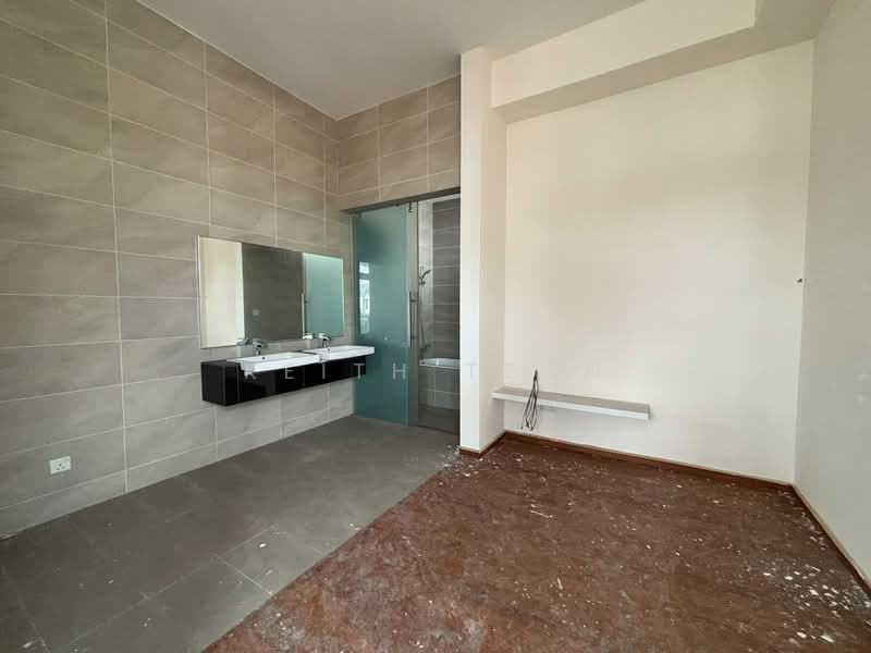 Rumah Berkembar untuk Dijual di Iskandar Puteri (Nusajaya) (Johor) - Keith Teoh - Master Bathroom with built in Wardrobe - PropertyGuru.com.my