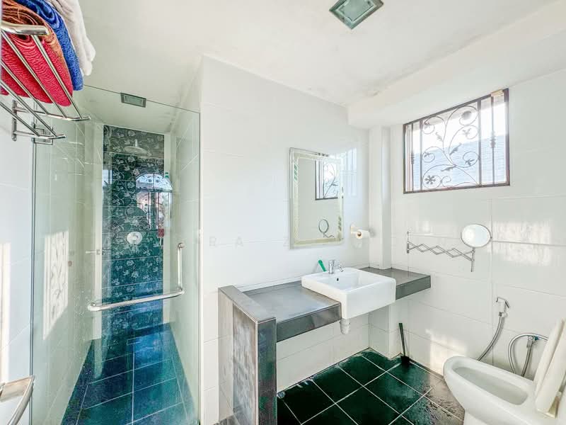 Bungalow for Sale in Seksyen 7 (Shah Alam) - Adzura Zamedin - Bathroom - PropertyGuru.com.my