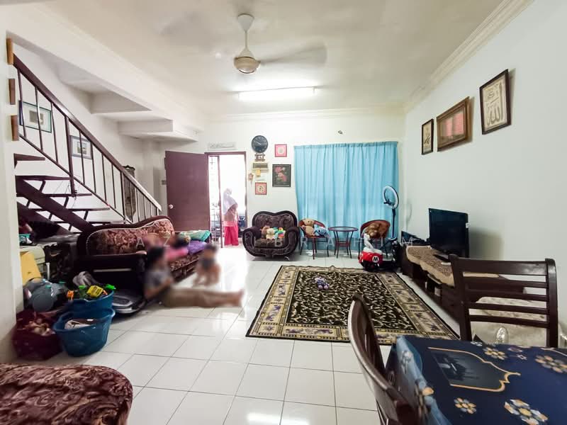 Rumah Teres 2 Tingkat untuk Dijual di Taman Pinggiran Putra (Seri Kembangan) - Azli Ibrahim - Living Room - PropertyGuru.com.my
