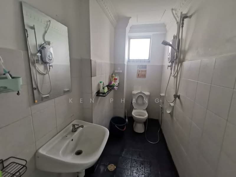 Kondominium untuk Dijual di Seri Cendekia - Ken Phang - Bathroom - PropertyGuru.com.my