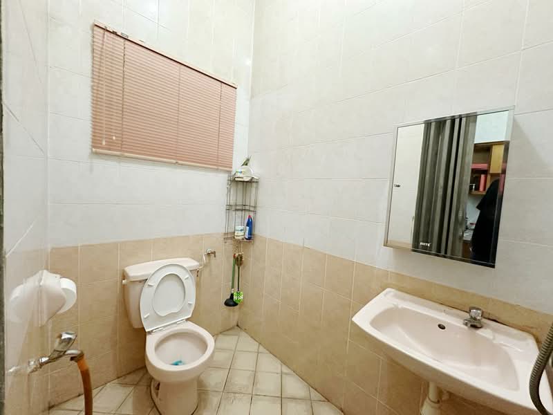 Rumah Teres 2 Tingkat untuk Dijual di Taman Desa Cemerlang (Ulu Tiram) - Terry Tan - Bathroom - PropertyGuru.com.my