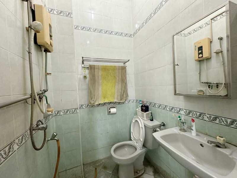 Rumah Teres 2 Tingkat untuk Dijual di Taman Desa Cemerlang (Ulu Tiram) - Terry Tan - Bathroom - PropertyGuru.com.my