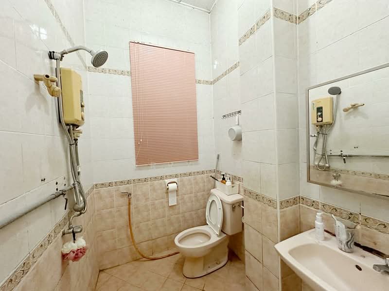 Rumah Teres 2 Tingkat untuk Dijual di Taman Desa Cemerlang (Ulu Tiram) - Terry Tan - Bathroom - PropertyGuru.com.my