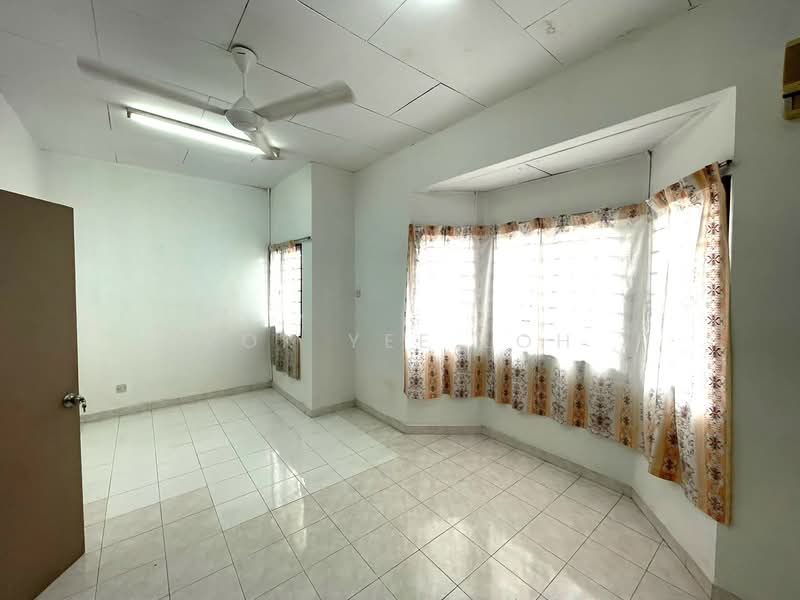 Rumah Teres 2-Tingkat untuk Disewa di Taman Baiduri Dengkil (Dengkil) - Kok Yee Loh - Living Room - PropertyGuru.com.my