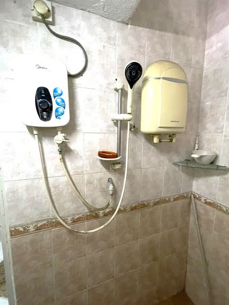 Rumah Teres 2-Tingkat untuk Disewa di Taman Baiduri Dengkil (Dengkil) - Kok Yee Loh - Bathroom - PropertyGuru.com.my
