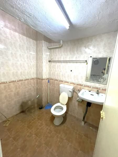 Rumah Teres 2-Tingkat untuk Disewa di Taman Baiduri Dengkil (Dengkil) - Kok Yee Loh - Bathroom - PropertyGuru.com.my