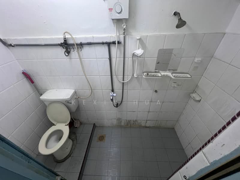 Rumah Teres 2 Tingkat untuk Dijual di Taman Rinting (Masai) - Kexin Hua - Bathroom - PropertyGuru.com.my