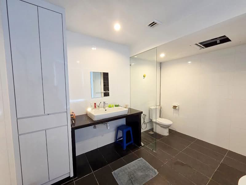 Kondominium untuk Dijual di Gurney Beach Resort - Allen Yeoh - Bathroom - PropertyGuru.com.my