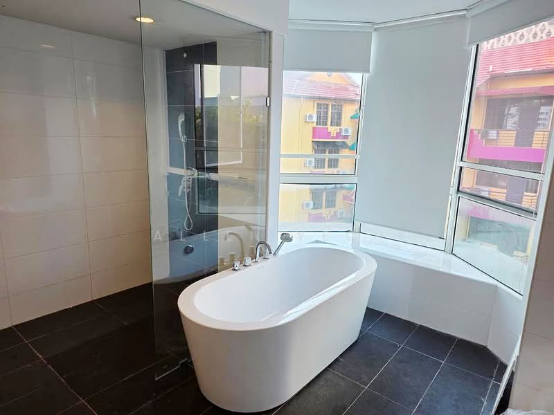 Kondominium untuk Dijual di Gurney Beach Resort - Allen Yeoh - Bathroom - PropertyGuru.com.my