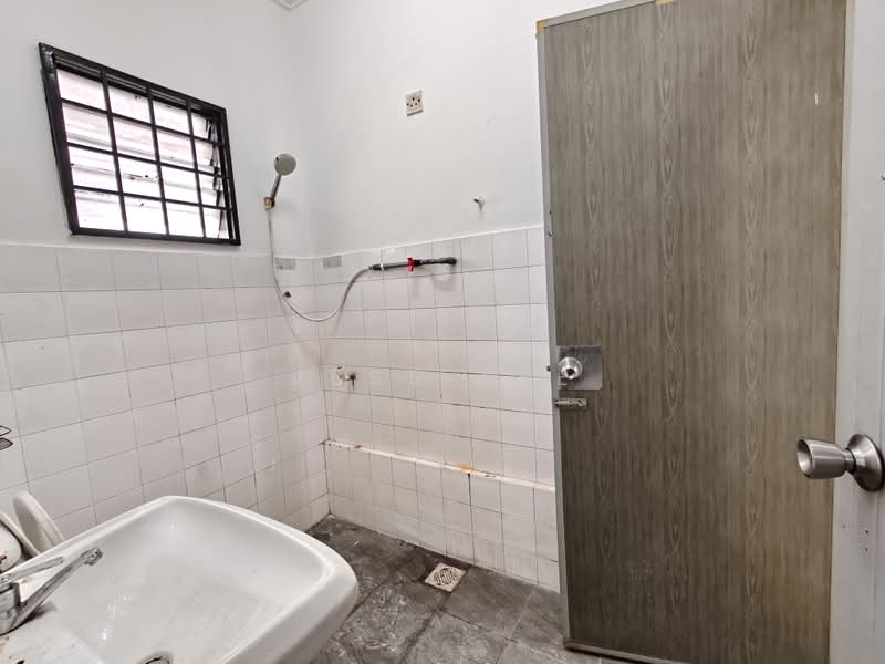 Rumah Teres 2 Tingkat untuk Disewa di Taman Bukit Belimbing (Balakong) - Jess Lee - Bathroom - PropertyGuru.com.my