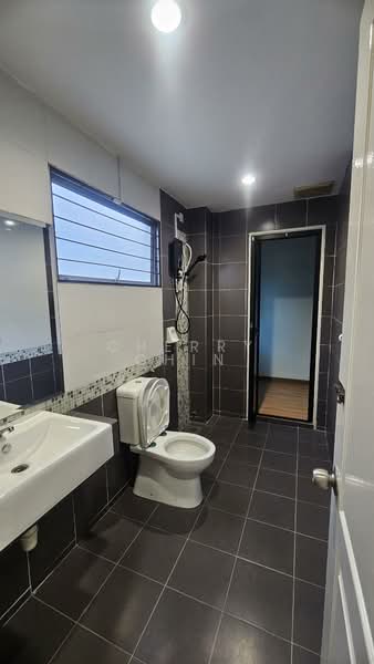 Rumah Teres 2 Tingkat untuk Disewa di Bandar Bukit Raja (Klang) - Cherry Chin - Upstair Bathroom - PropertyGuru.com.my