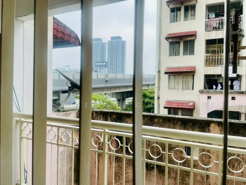 Pangsapuri untuk Dijual di Ixora Apartments - Kweenie Chong - Balcony - PropertyGuru.com.my