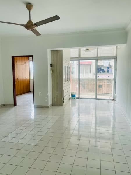 Pangsapuri untuk Dijual di Ixora Apartments - Kweenie Chong - Living Room - PropertyGuru.com.my