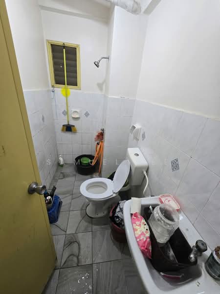 Apartment for Sale at Vista Seri Alam - Samuel Lee - Bathroom - PropertyGuru.com.my