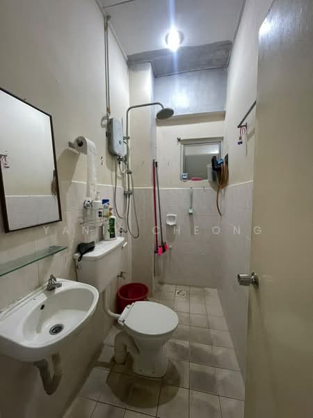 Pangsapuri untuk Dijual di Mas Kipark Damansara - Yanis Cheong - Bathroom - PropertyGuru.com.my