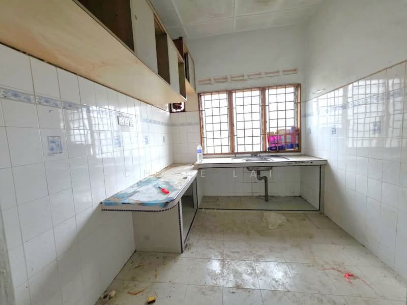 1-storey Terraced House for Sale in Taman Universiti (Sri Gading) - Chloe Lai - Kitchen - PropertyGuru.com.my