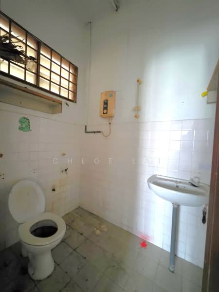 1-storey Terraced House for Sale in Taman Universiti (Sri Gading) - Chloe Lai - Bathroom - PropertyGuru.com.my