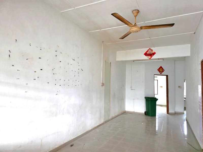 1-storey Terraced House for Sale in Taman Universiti (Sri Gading) - Chloe Lai - Living Room - PropertyGuru.com.my