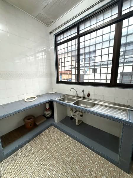 Semi-Detached House for Sale in Taman Perling (Perling) - Karl Lim - Kitchen - PropertyGuru.com.my