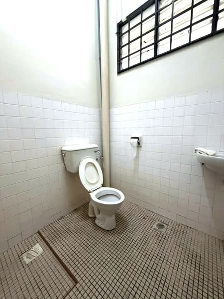 Semi-Detached House for Sale in Taman Perling (Perling) - Karl Lim - Bathroom - PropertyGuru.com.my