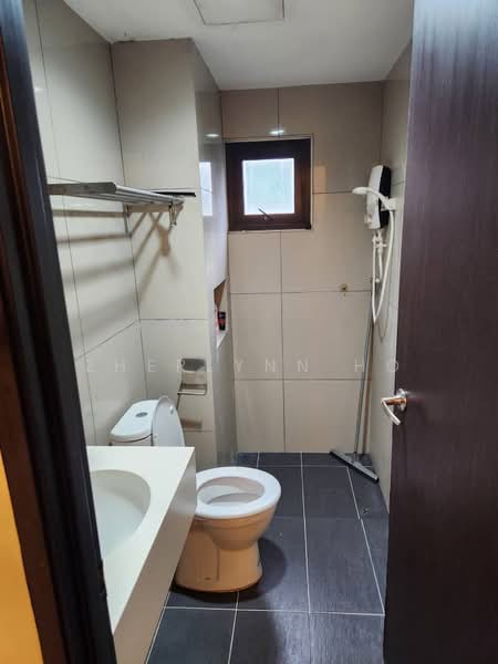 Pangsapuri untuk Disewa di Tanjung Tiara - Zherlynn Ho - Bathroom - PropertyGuru.com.my