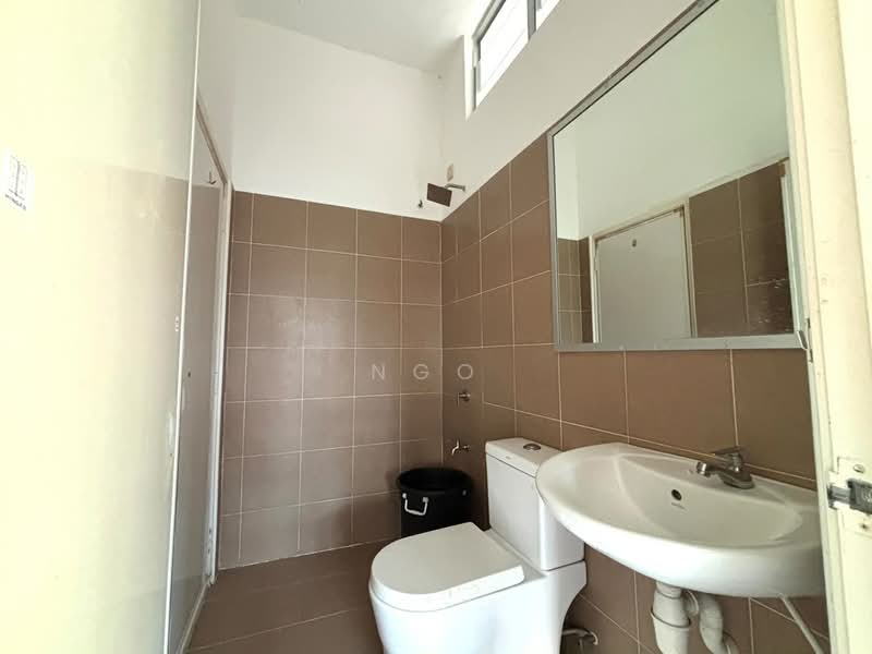 Rumah Teres 2 Tingkat untuk Dijual di Taman Pura Kencana (Batu Pahat) - NGO - Bathroom - PropertyGuru.com.my