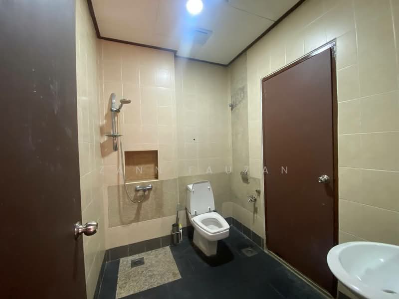 Rumah Teres 2 Tingkat untuk Disewa di Bukit Jelutong (Shah Alam) - Zann Fauzan - Bathroom - PropertyGuru.com.my