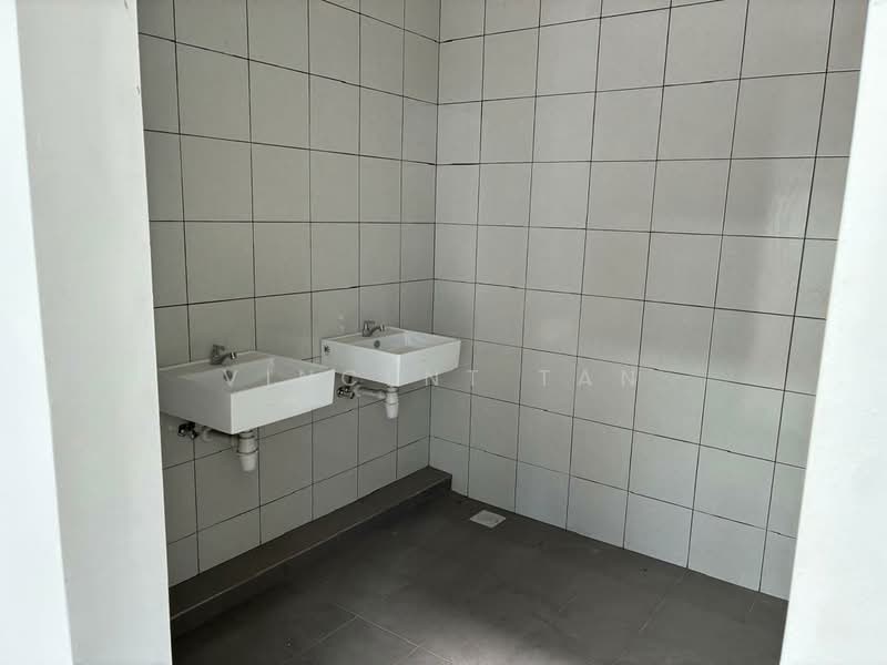 Kilang untuk Disewa di Nilai Impian (Nilai) - Vincent Tan - Bathroom - PropertyGuru.com.my