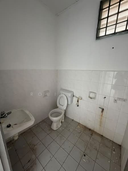 Rumah Teres 1 Tingkat untuk Dijual di Bandar Putra (Kulai) - Robin Teo - Bathroom - PropertyGuru.com.my