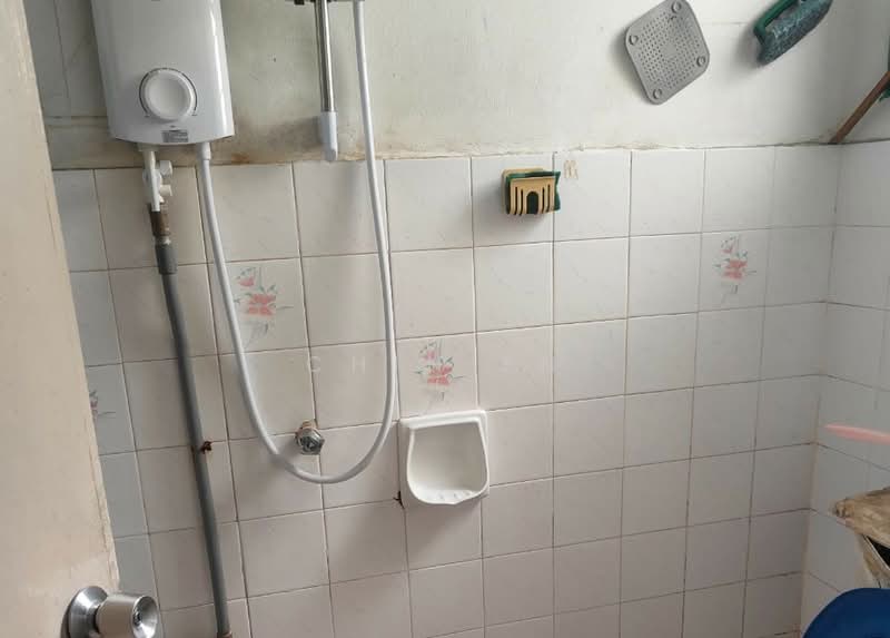 Apartment for Sale at Indah Apartments - CHIN FN - Bathroom - PropertyGuru.com.my