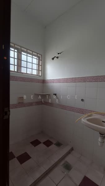 2-storey Terraced House for Rent in Taman Bukit Serdang (Seri Kembangan) - Beatrice Lee - Bathroom - PropertyGuru.com.my