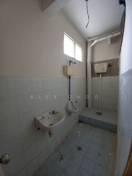 Shop for Rent in Taman Lestari Putra (Seri Kembangan) - Alex Choo - Bathroom - PropertyGuru.com.my