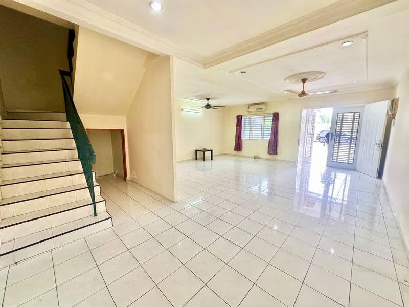 Rumah Teres untuk Dijual di Taman Bayu Perdana (Klang) - Syahrim Naim - Living Room - PropertyGuru.com.my