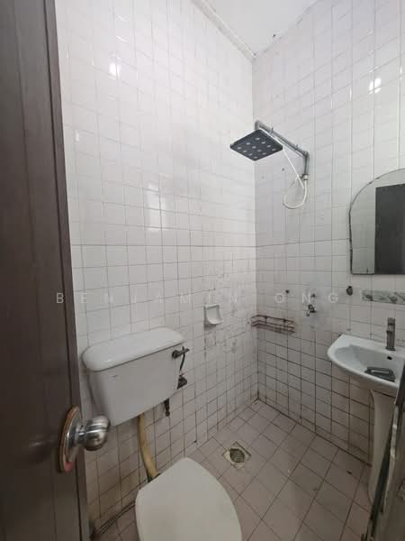 Rumah Teres 1.5 Tingkat untuk Disewa di Taman Perling (Perling) - Benjamin Ong - Bathroom - PropertyGuru.com.my