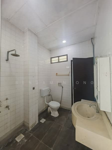 Rumah Teres 1.5 Tingkat untuk Disewa di Taman Perling (Perling) - Benjamin Ong - Bathroom - PropertyGuru.com.my