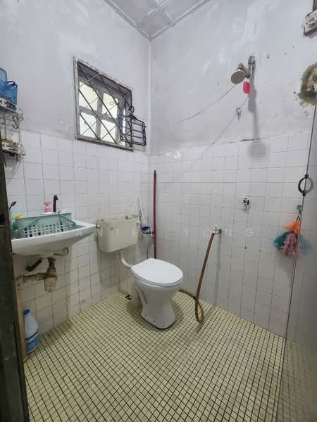Rumah Teres 1 Tingkat untuk Dijual di Taman Bukit Dahlia (Pasir Gudang) - Daniel Yong - Bathroom - PropertyGuru.com.my