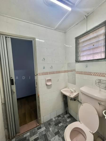 Rumah Teres 2 Tingkat untuk Dijual di TAMAN PUCHONG UTAMA (Puchong) - Adibah Salim - Bathroom - PropertyGuru.com.my