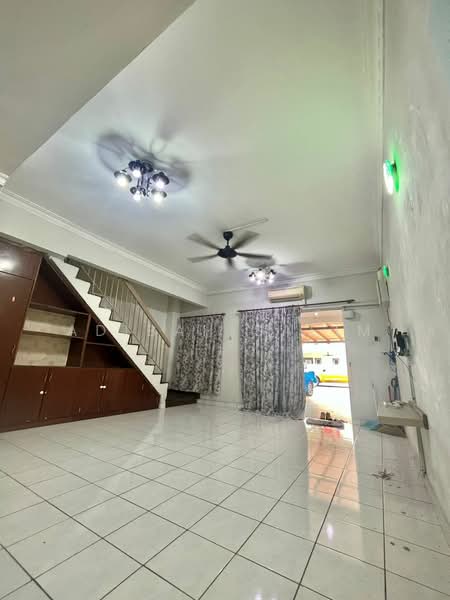 Rumah Teres 2 Tingkat untuk Dijual di TAMAN PUCHONG UTAMA (Puchong) - Adibah Salim - Living Room - PropertyGuru.com.my