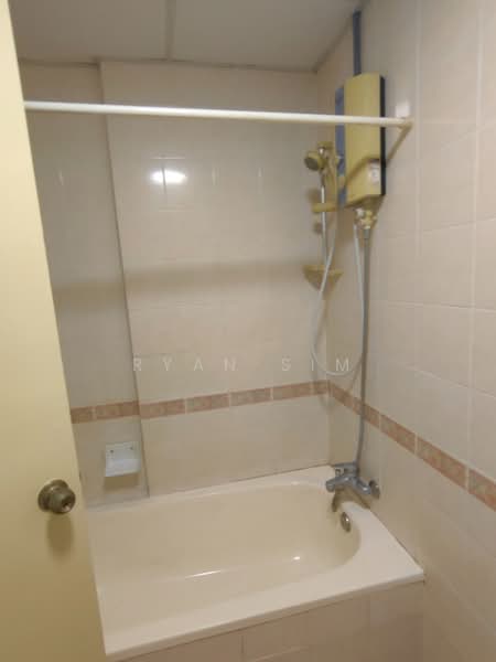 Kondominium untuk Disewa di Putra Place Condominium - Ryan Sim - Bathroom - PropertyGuru.com.my