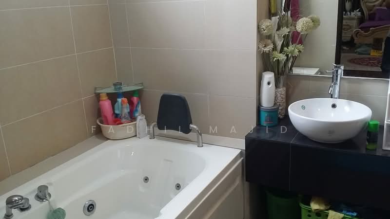 Rumah Berkembar untuk Dijual di Bukit Jelutong (Shah Alam) - Fadhil Majid - Bathroom - PropertyGuru.com.my