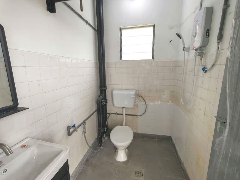 Rumah Flat untuk Dijual di Flat PKNS Section 17 Shah Alam - Awie Shariman - Bathroom - PropertyGuru.com.my