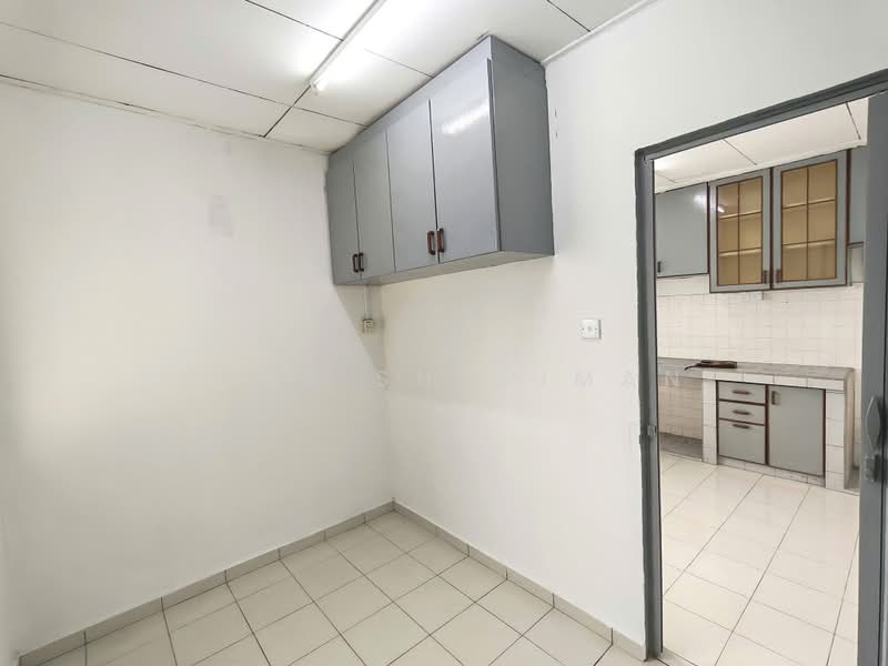 Rumah Flat untuk Dijual di Flat PKNS Section 17 Shah Alam - Awie Shariman - Kitchen - PropertyGuru.com.my