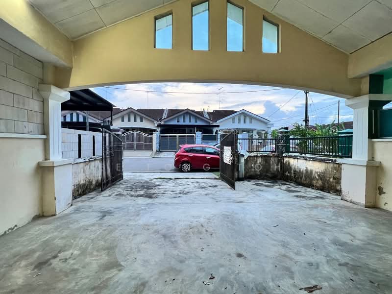 Rumah Teres 1 Tingkat untuk Dijual di Bandar Putra (Kulai) - Ee Fong Toh - Exterior - PropertyGuru.com.my