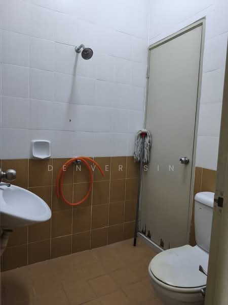 Rumah Teres untuk Dijual di Sungai Long (Bandar Sungai Long) - Denver Sin - Bathroom - PropertyGuru.com.my